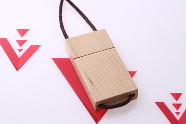 Drewniany pendrive USB z grawerem logo